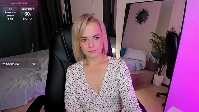 Snapshot of JessicaBeverly chatting on 15, 9, 2025 JessicaBeverly online show from 15, 9, 2025