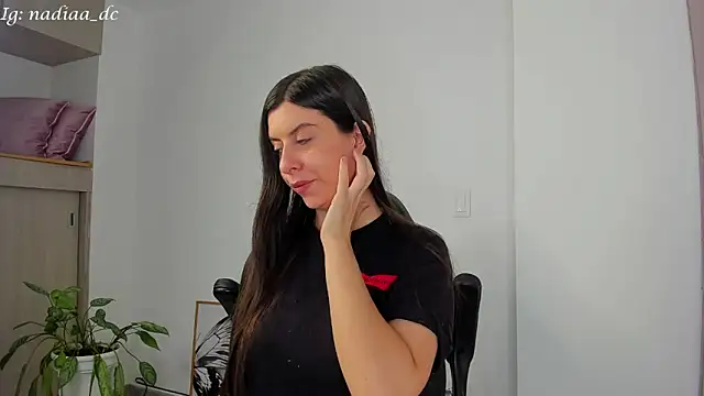 Nadiaa  online show from 13, 2, 2025