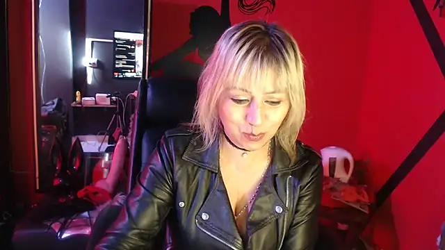 KLOE PIELL online show from 10, 11, 2025