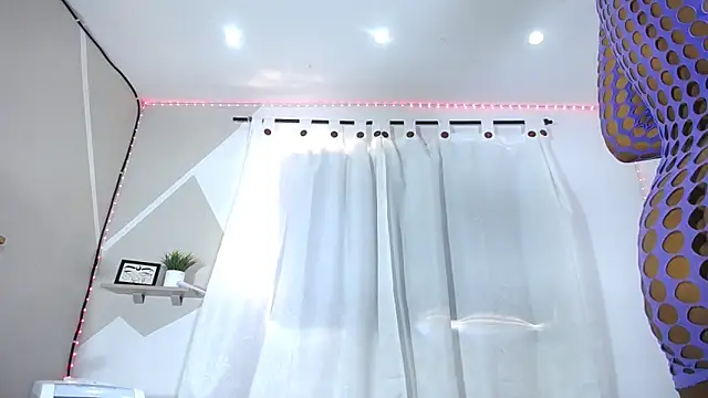 Hillary queen online show from 20, 2, 2025