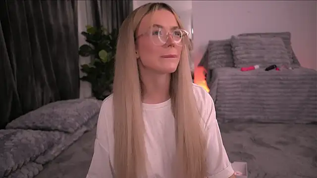 KylieJoyce online show from 8, 11, 2025