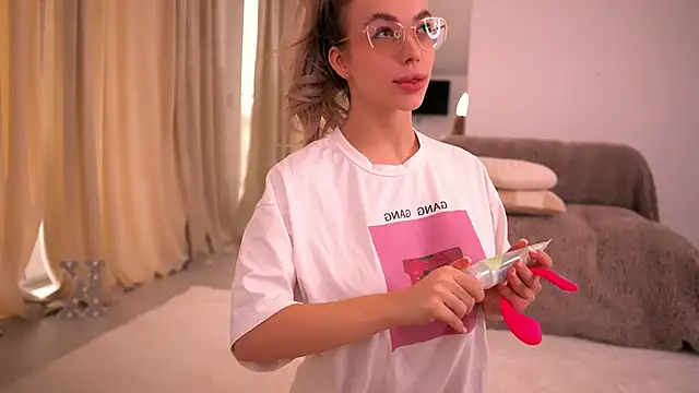 KylieJoyce online show from 1, 4, 2026