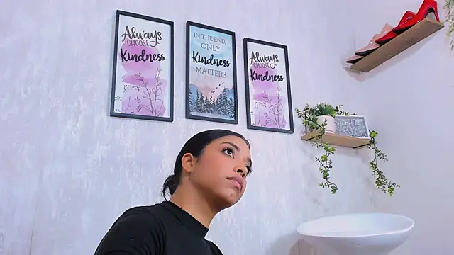 Camile Diazzz online show from 5, 3, 2025