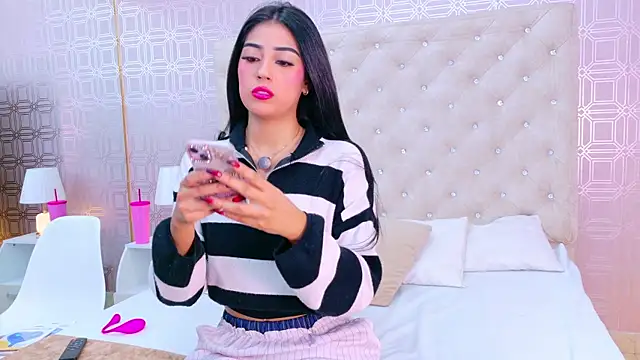 Mia-Monroe online show from 6, 2, 2026