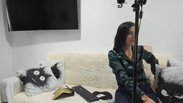 Snapshot of Emma_Jnes chatting on 5, 3, 2025 Emma Jnes online show from 5, 3, 2025