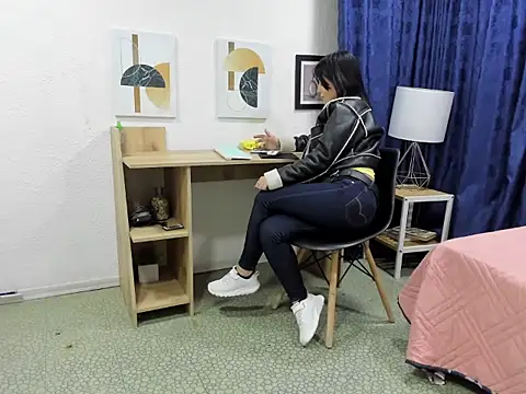 Snapshot of Emma_Jnes chatting on 6, 12, 2024 Emma Jnes online show from 6, 12, 2024