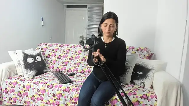 Snapshot of Emma_Jnes chatting on 13, 2, 2025 Emma Jnes online show from 13, 2, 2025