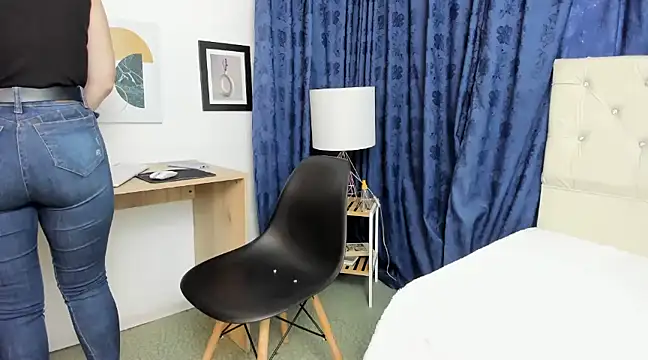 Snapshot of Emma_Jnes chatting on 2, 12, 2024 Emma Jnes online show from 2, 12, 2024