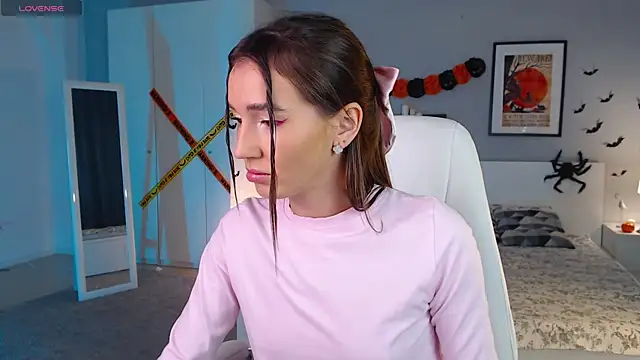 Bellla Haddid online show from 30, 10, 2025