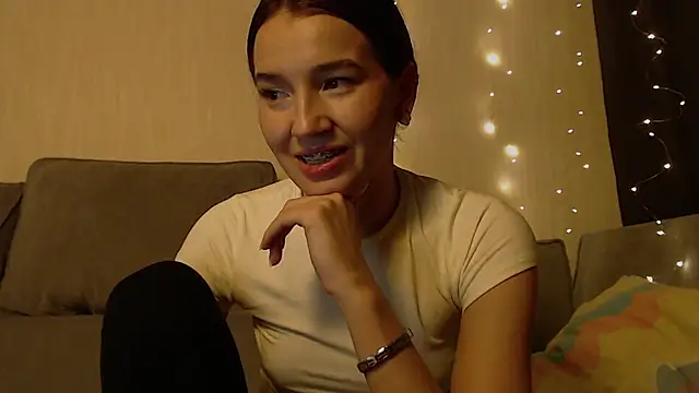 Bellla Haddid online show from 11, 3, 2026