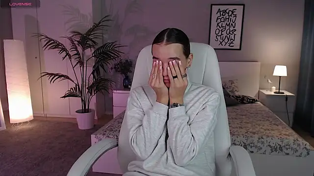 Bellla Haddid online show from 19, 10, 2025