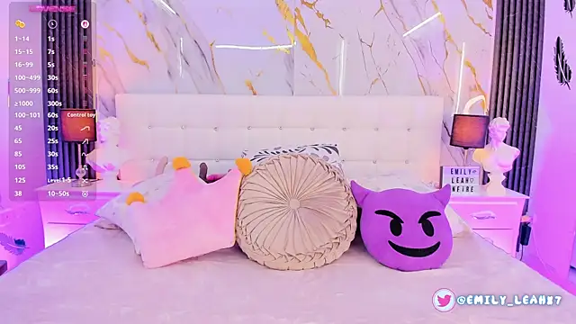 Snapshot of EmilyLeah_ chatting on 12, 11, 2025 EmilyLeah online show from 12, 11, 2025