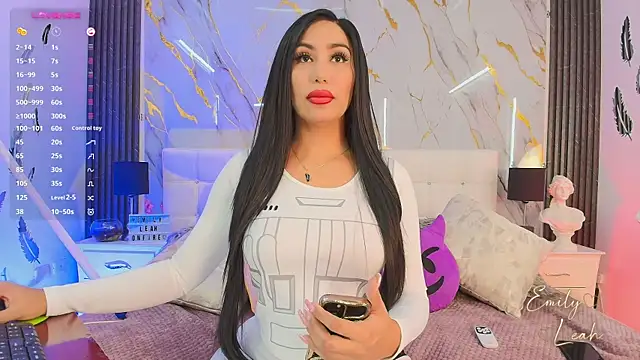 Snapshot of EmilyLeah_ chatting on 5, 5, 2026 EmilyLeah online show from 5, 5, 2026
