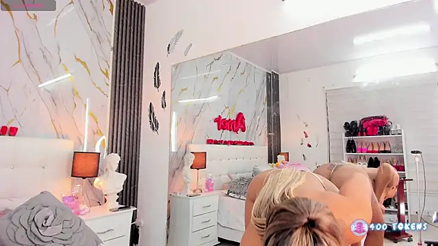 Snapshot of EmilyLeah_ chatting on 24, 9, 2025 EmilyLeah online show from 24, 9, 2025