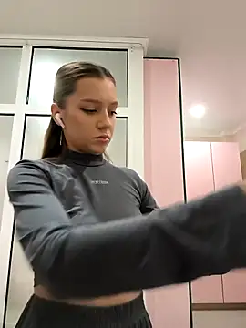 Snapshot of AliceBrayan chatting on 17, 12, 2025 AliceBrayan online show from 17, 12, 2025