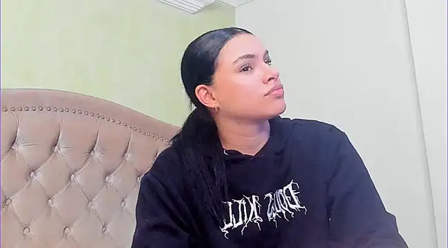 Snapshot of Luciluu20 chatting on 18, 2, 2025 Luciluu20 online show from 18, 2, 2025