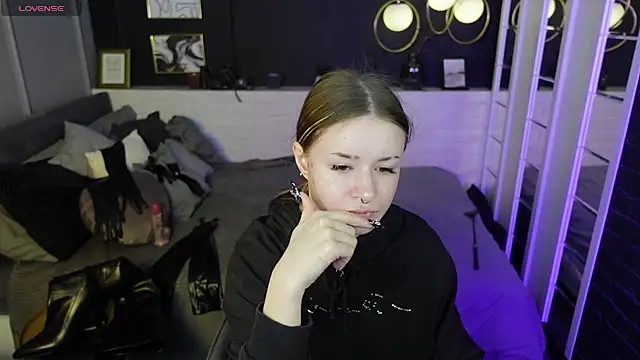 Lily Moonlight online show from 6, 3, 2025