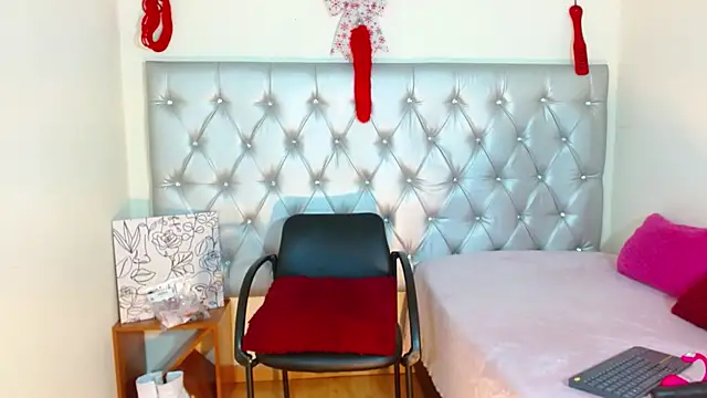 Snapshot of JessicaRabbit04 chatting on 25, 11, 2025 JessicaRabbit04 online show from 25, 11, 2025