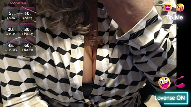 Snapshot of JenniLowen chatting on 4, 3, 2026 JenniLowen online show from 4, 3, 2026