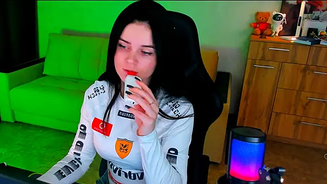 Lora Cain online show from 12, 2, 2025