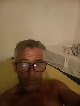 Snapshot of NICJOHNS chatting on 4, 1, 2025 NICJOHNS online show from 4, 1, 2025