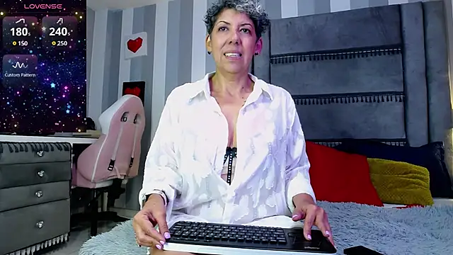 Snapshot of Julianewell chatting on 13, 5, 2026 Julianewell online show from 13, 5, 2026