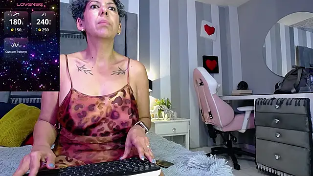 Snapshot of Julianewell chatting on 4, 6, 2026 Julianewell online show from 4, 6, 2026