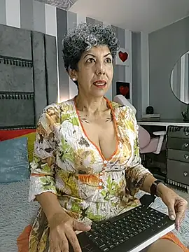 Julianewell online show from 8, 11, 2025