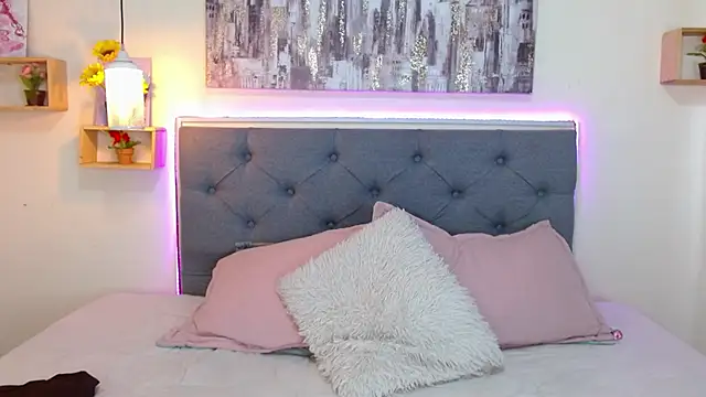 mia aira online show from 8, 9, 2025