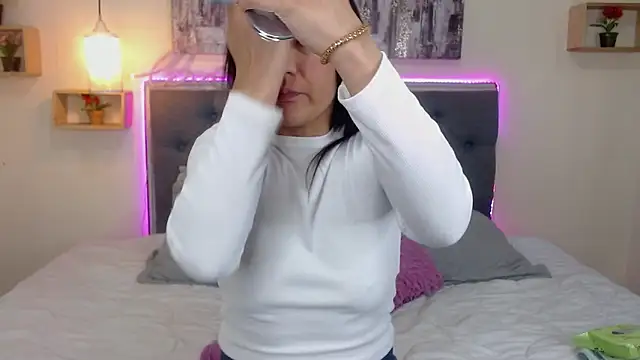 mia aira online show from 25, 10, 2025