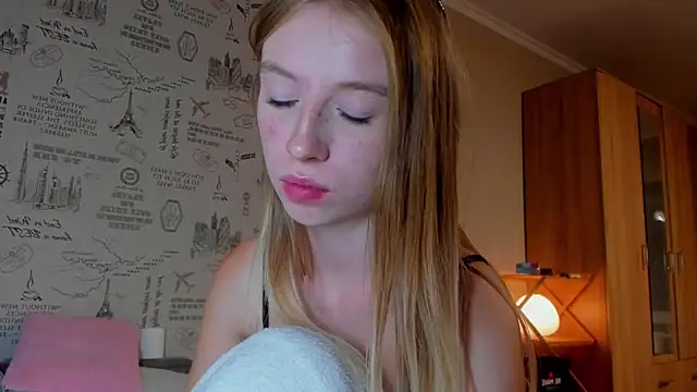 minidivaa  online show from 13, 9, 2025