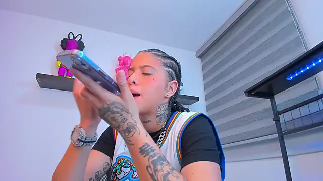 Gangster Girl online show from 4, 11, 2025