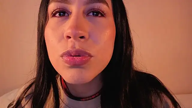 EmiGomez  online show from 12, 11, 2025