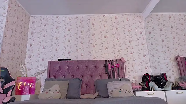 Snapshot of AvrillThomas chatting on 4, 12, 2025 AvrillThomas online show from 4, 12, 2025