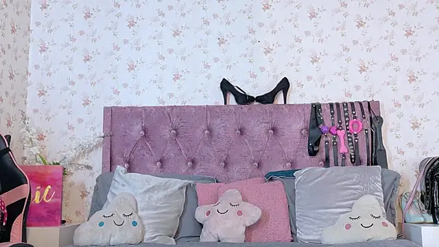 AvrillThomas online show from 6, 10, 2025