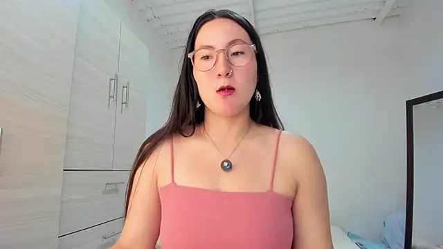 Elle Lee  online show from 4, 11, 2025