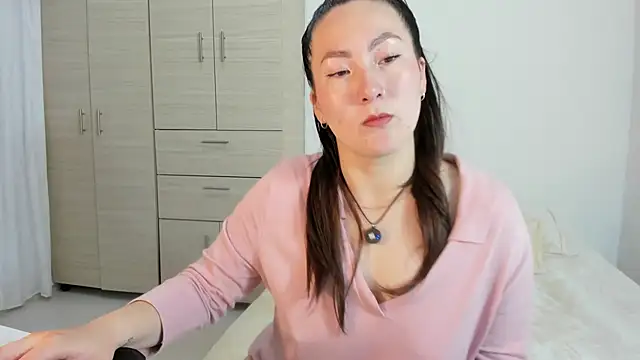 Elle Lee  online show from 15, 9, 2025