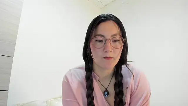 Elle Lee  online show from 30, 9, 2025