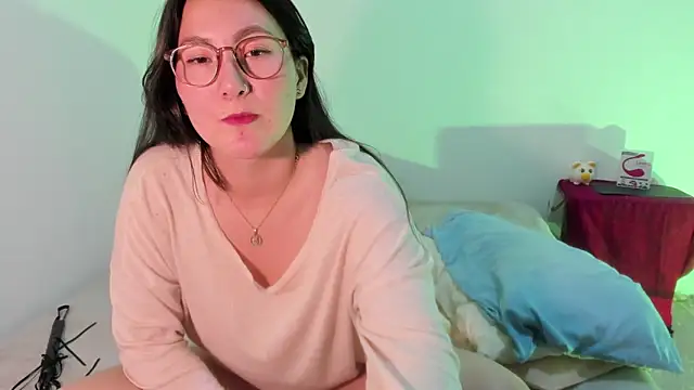 Elle Lee  online show from 10, 3, 2025