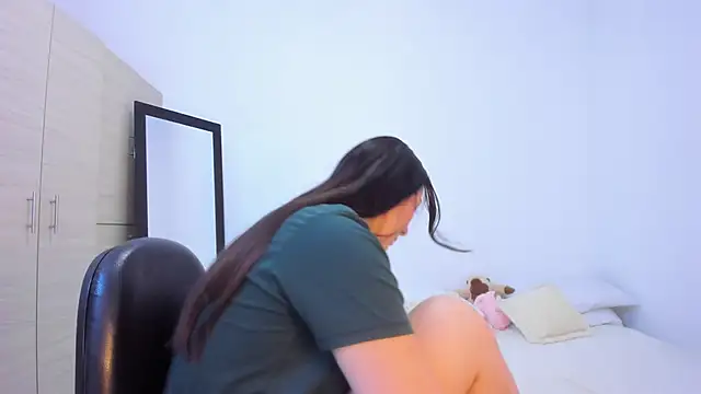 Elle Lee  online show from 27, 11, 2025