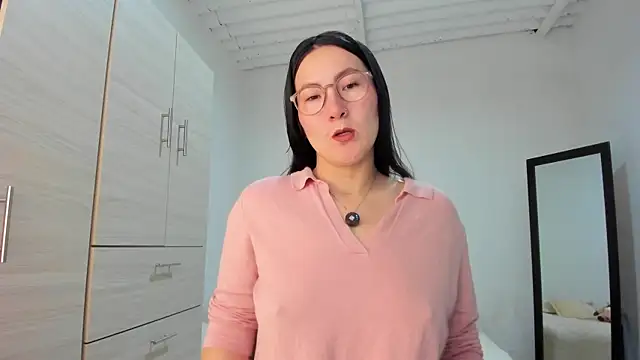 Elle Lee  online show from 6, 11, 2025