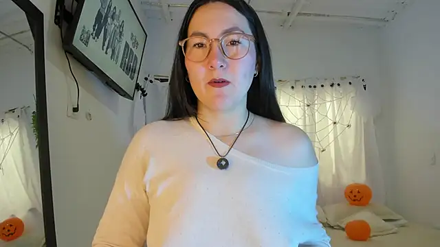 Elle Lee  online show from 8, 10, 2025