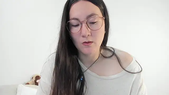 Elle Lee  online show from 22, 9, 2025