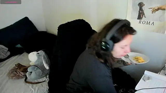 bonnie moon  online show from 23, 4, 2026