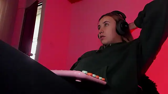 bonnie moon  online show from 22, 12, 2025