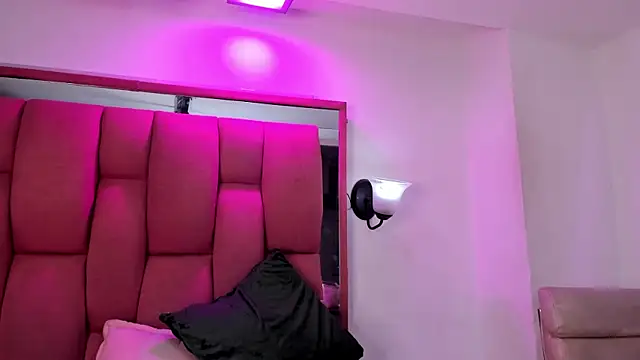 jennifer ts online show from 28, 1, 2025