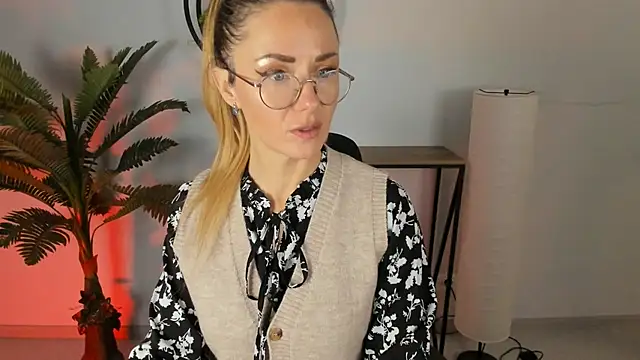 LadyIzabel online show from 22, 2, 2025