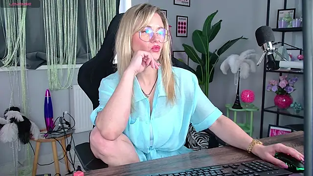 Snapshot of LadyIzabel chatting on 13, 5, 2026 LadyIzabel online show from 13, 5, 2026