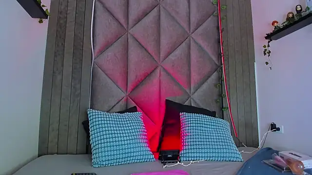 BriaConner  online show from 13, 11, 2025