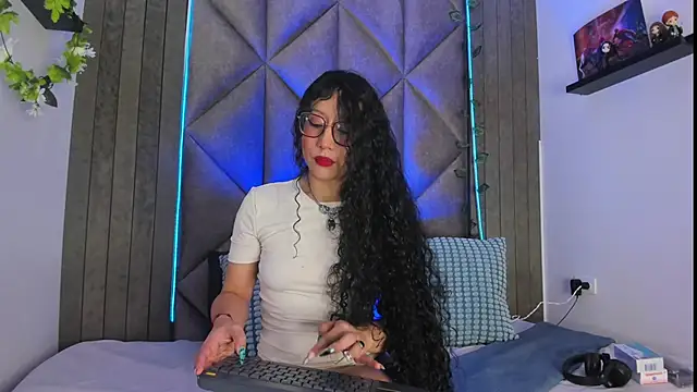 BriaConner  online show from 17, 10, 2025